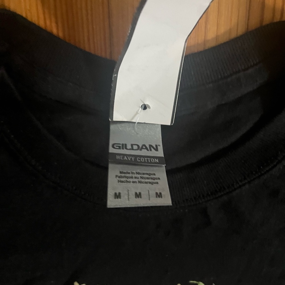 Medium Black Gildan Skull and Roses T-shirt - Picture 4 of 4